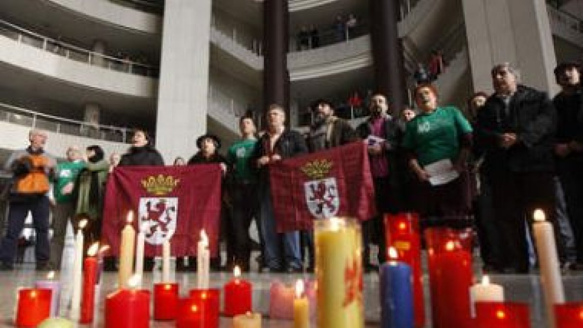 El colectivo contra la Sama Velilla, ayer; encendieron velas y recitaron versos en la sede de la Jun