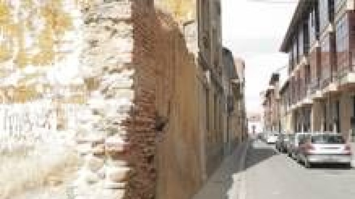Vista de la calle Fernando el Justiciero, cuyas casas se demolirían en caso de construir la rotonda