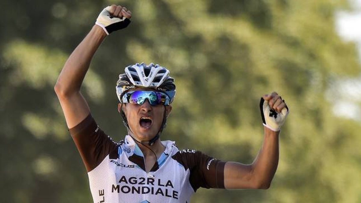 El ciclista francés Alexis Vuillermoz celebra su victoria en la octava etapa del Tour, al cruzar la línea de meta en el Muro de Bretaña.
