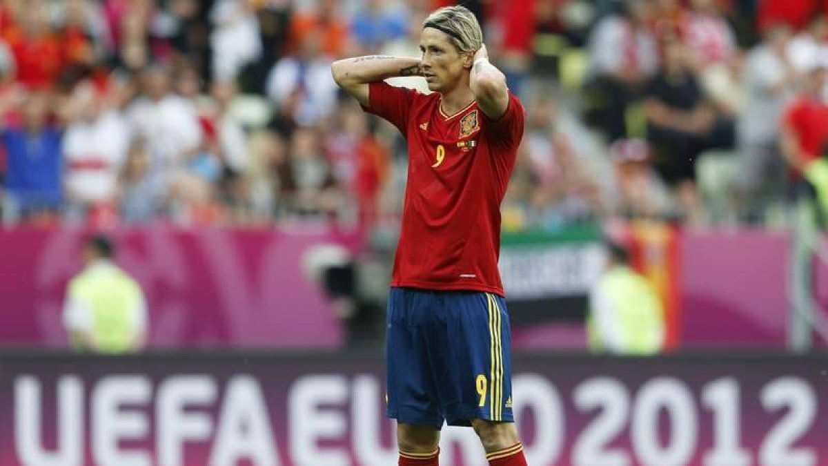 Fernando Torres lamenta una ocasión fallida ante la portería de Italia.