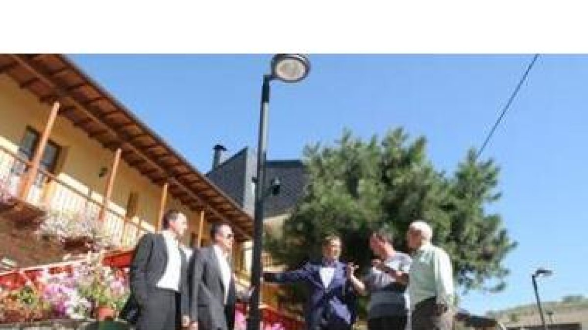 El concejal de Fomento y el alcalde de Ponferrada, con miembros de la junta vecinal de San Esteban,