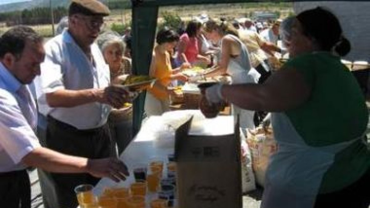 Residentes en las siete localidades de Castropodame se reunieron en torno a la paellada.