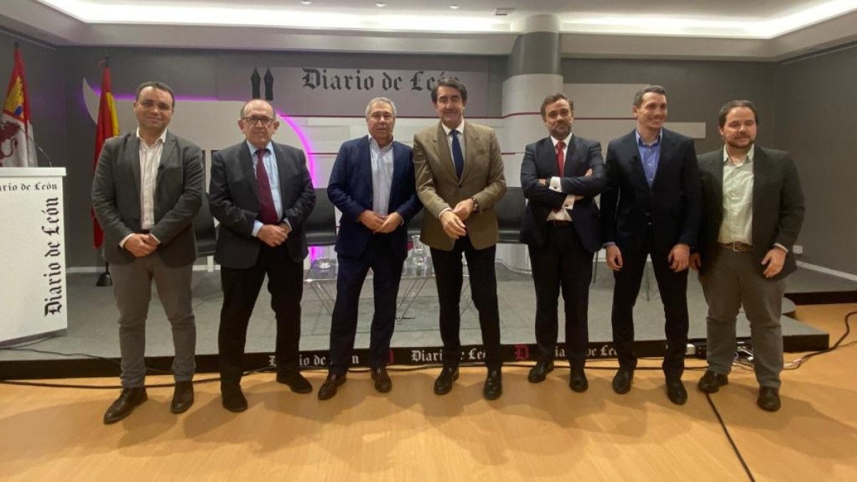 Los ponentes y el moderador, antes de comenzar el acto en El Club de Prensa de Diario de León. RAMIRO