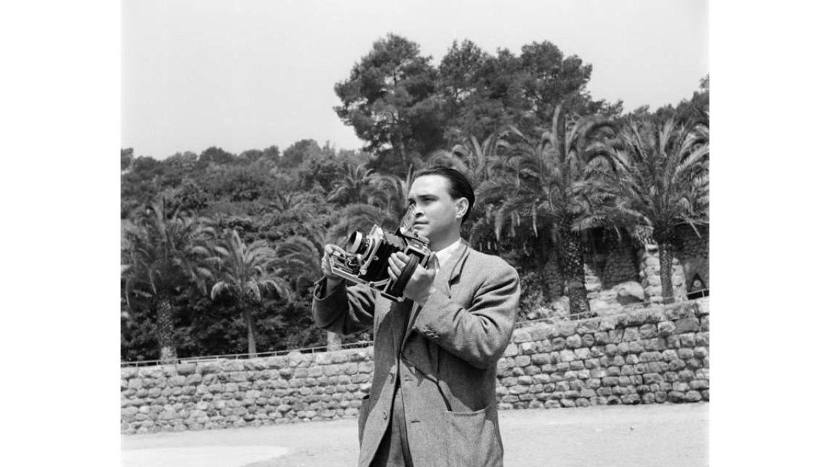 Catalá Roca en el Parque Güell de Gaudí. FONDO FOTOGRÁFICO O. MASPONS - ARXIU HISTÒRIC DEL COL·LEGI D’ARQUITECTES DE CATALUNYA