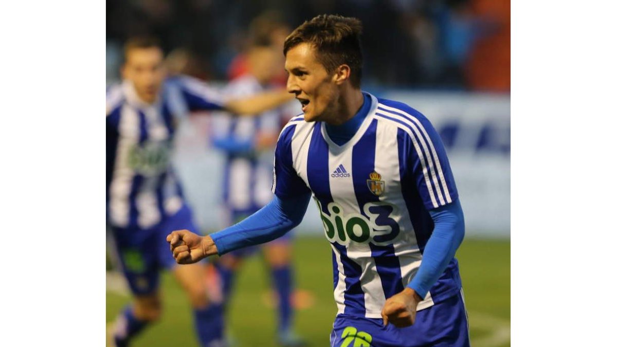 Adán Gurdiel celebra el gol designado como el mejor de la primera vuelta en Segunda.