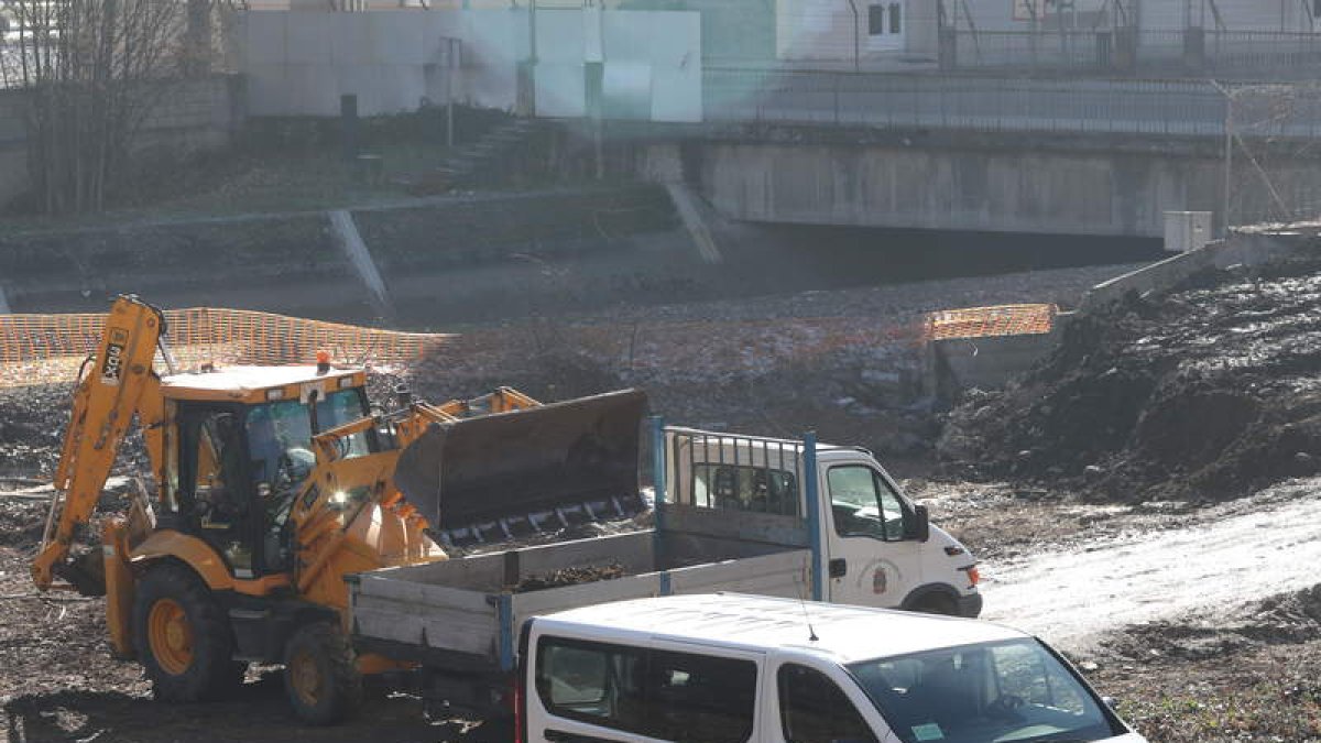 Obras para habilitar el aparcamiento del Canal de Cornatel. LDM