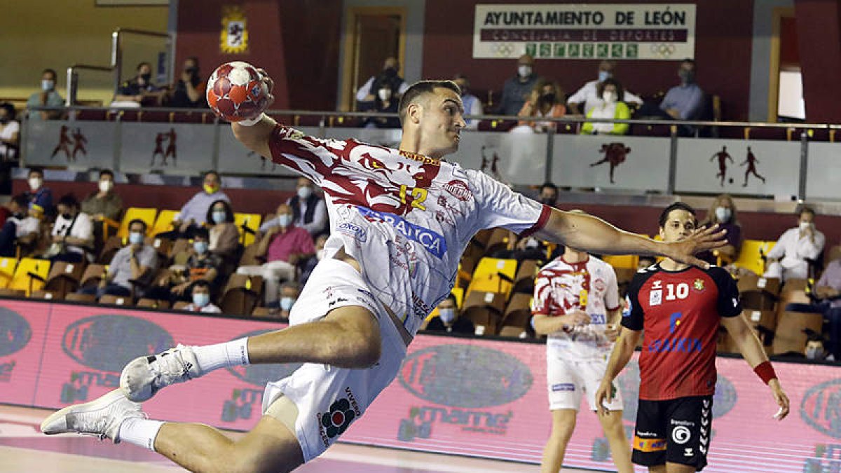 Drew Donlin, uno de los jugadores que no continúan en el Ademar la próxima temporada, se llevó una de las grandes ovaciones del público leonés. MARCIANO PÉREZ