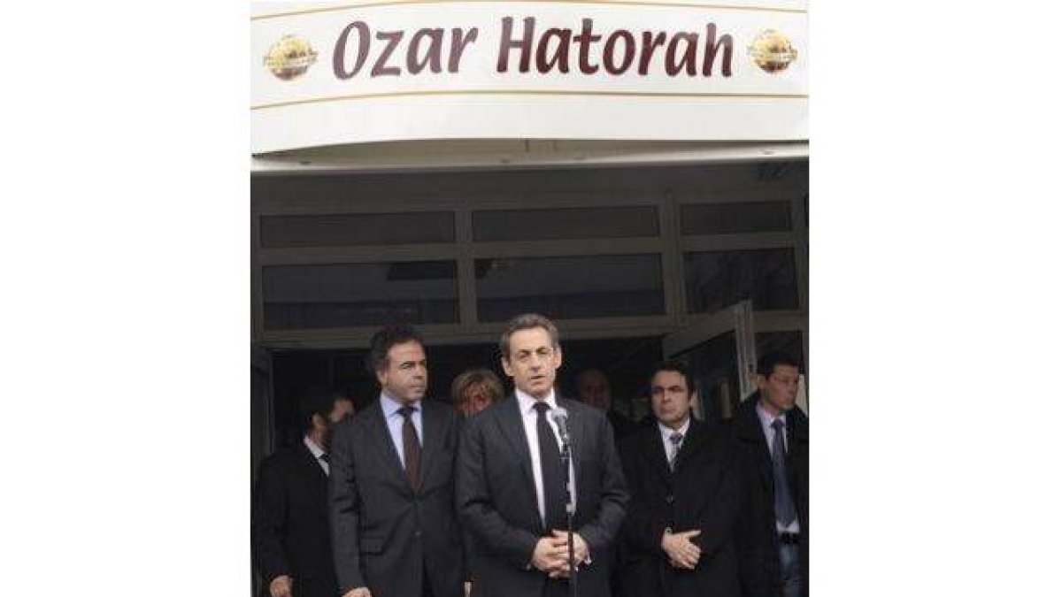 Nicolas Sarkozy pronuncia un discurso a las puertas de la escuela judía Ozar Hatorah, este lunes en Toulouse.