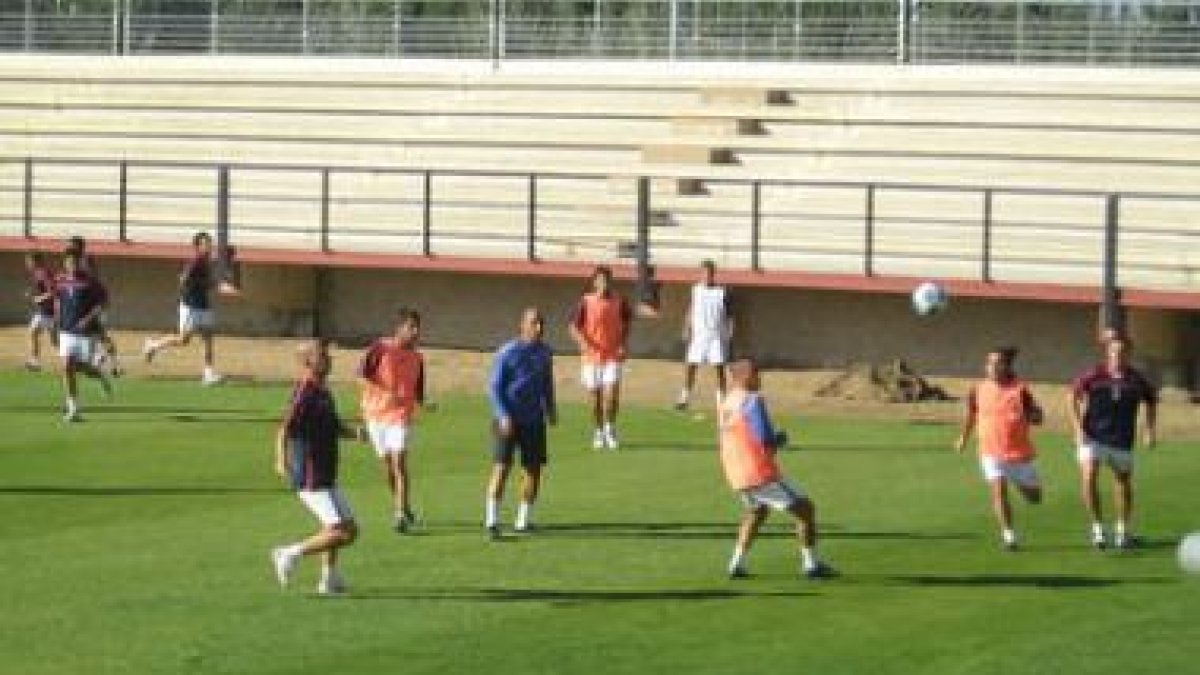Varios jugadores durante la sesión de entrenamiento de ayer.