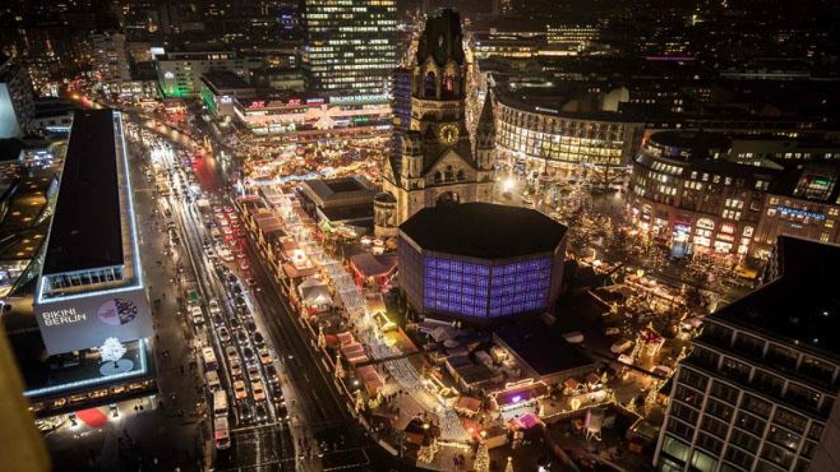 El mercadillo navideño de Berlín reabre tras colocar bloques de hormigón para evitar nuevos ataques.