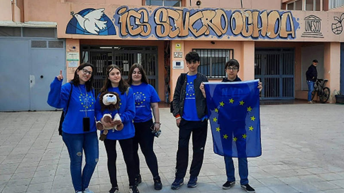 Alumnos y profesores viajaron de La Pola a Granada. DL