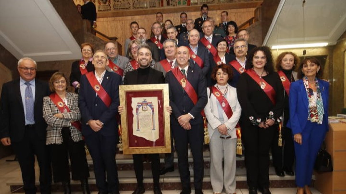 Dani Martínez posa junto a la corporación municipal tras recibir el reconocimiento de Hijo Predilceto de la ciudad de León. RAMIRO