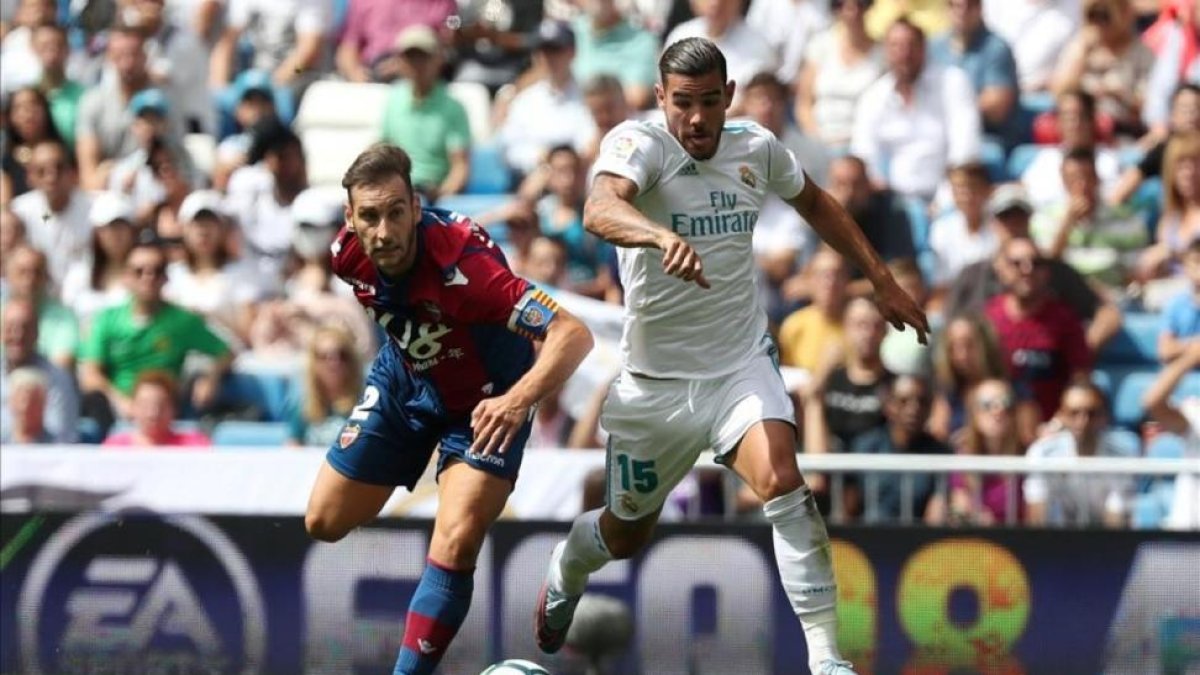 Theo e Iván López disputan un balón en el encuentro entre el Madrid y el Levante.