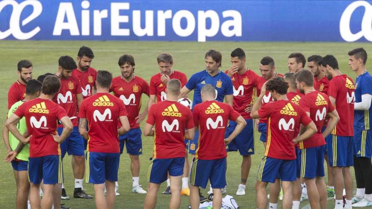 Julen Lopetegui realiza una charla a sus jugadores durante la última concentración. MARCIAL GUILLÉN