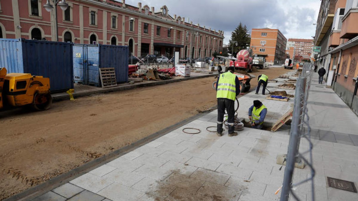 La reurbanización de la calle Astorga se simultanea con la integración del AVE. SECUNDINO PÉREZ