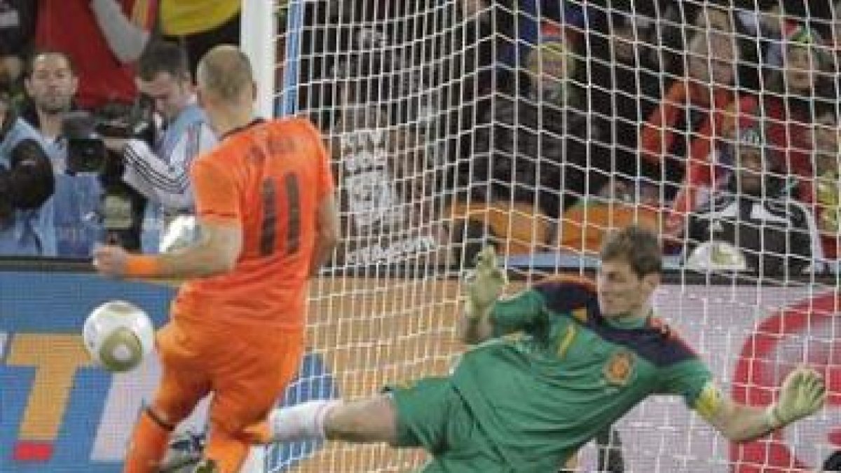 Iker Casillas solventa un mano a mano magistral ante el holandés Arjen Robben.