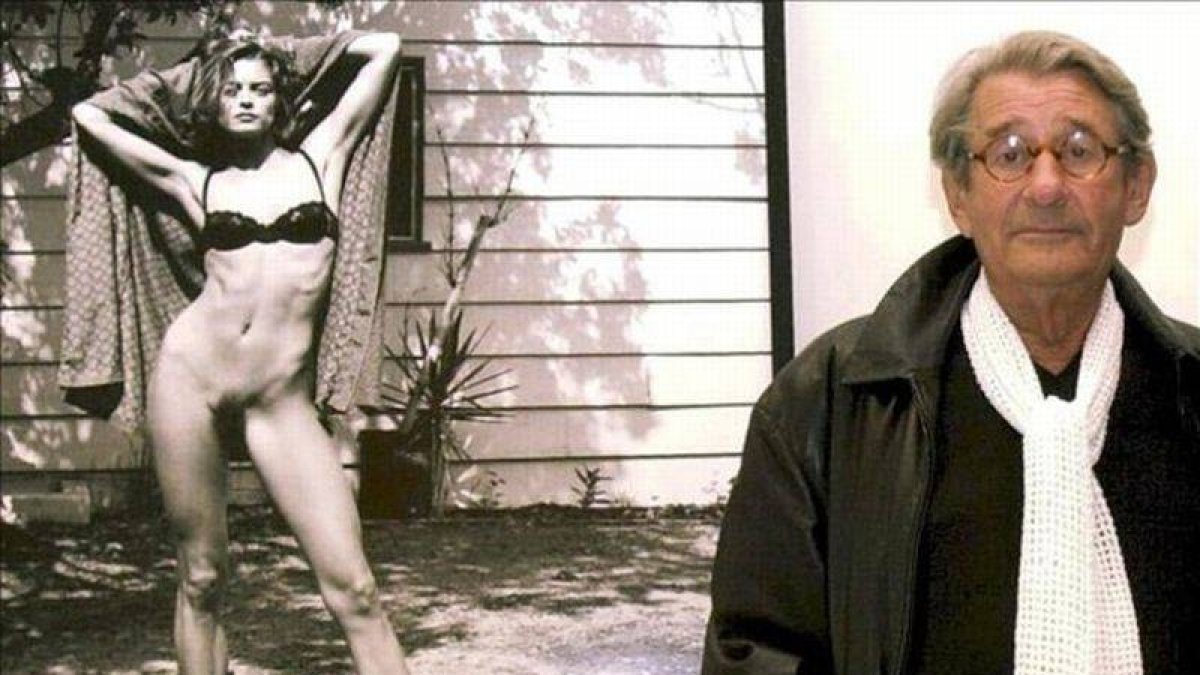 El fotógrafo Helmut Newton frente a una fotografía suya en el 2001.