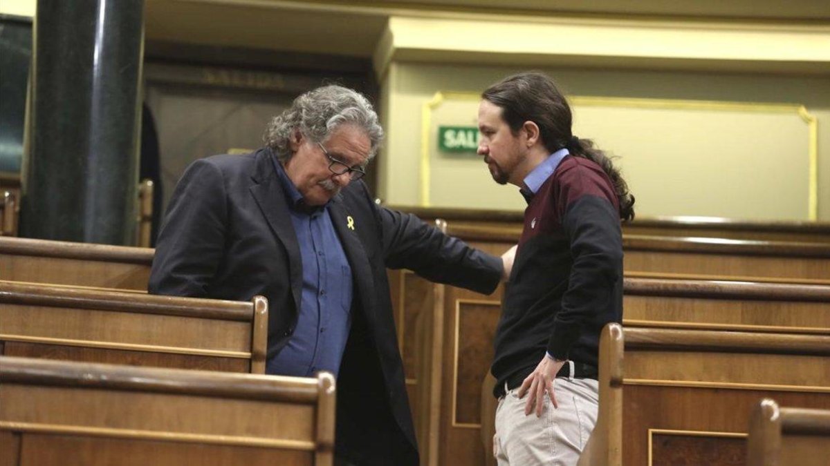 El portavoz de ERC en el Congreso, Joan Tardà, y el líder de Podemos, Pablo Iglesias, en la sesión de control al Gobierno
