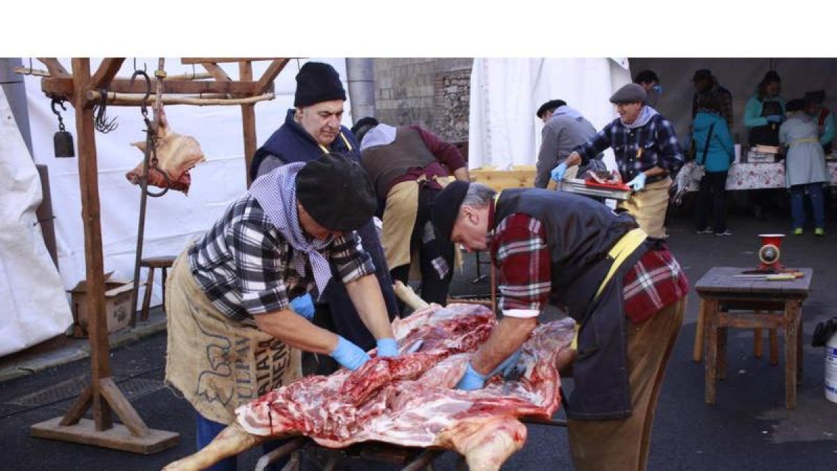 Momento de la realización del despiece del cerdo. CAMPOS