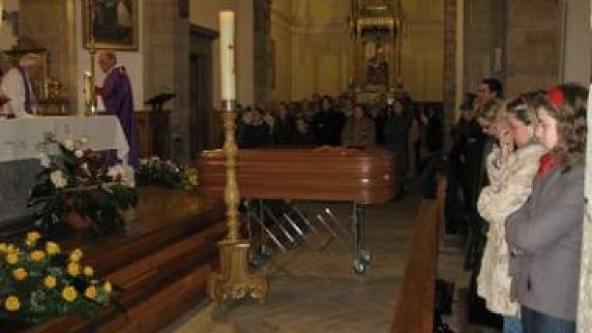 La iglesia de San Bartolomé permaneció abarrotada durante el funeral.
