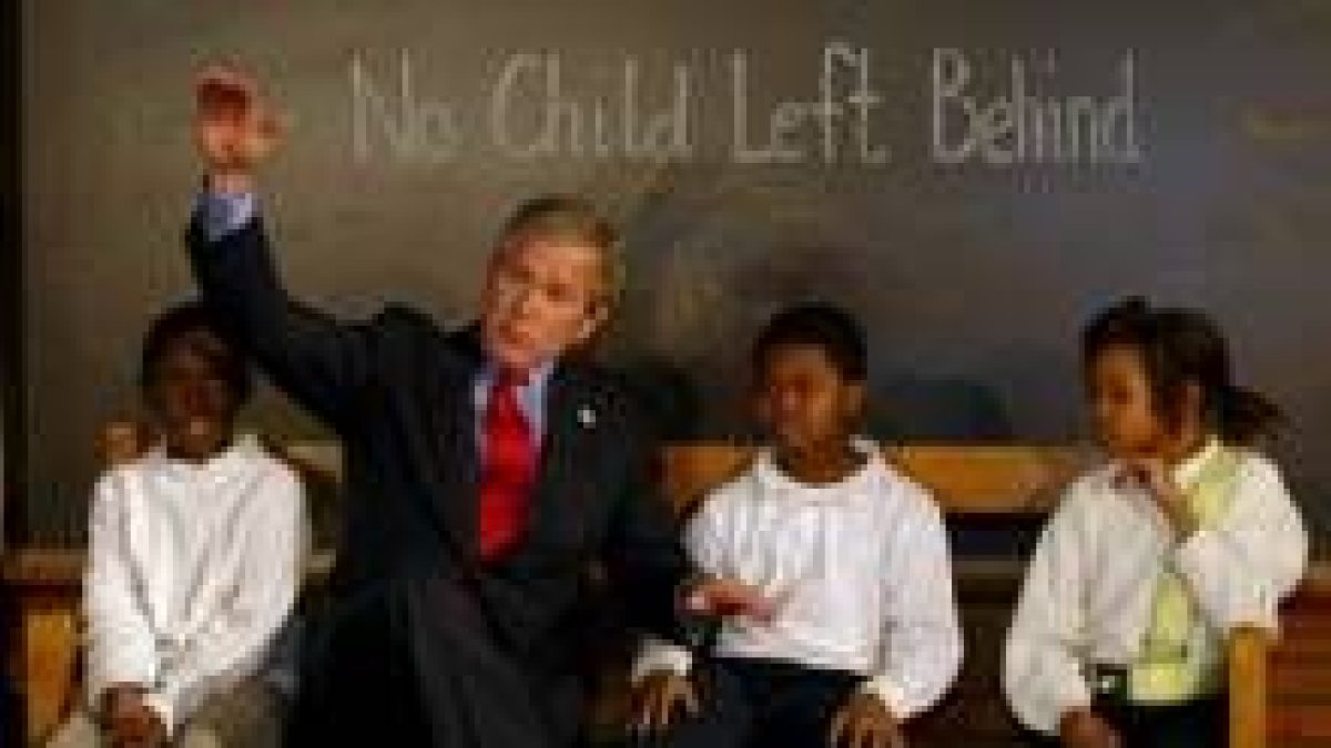 Bush posa con unos niños en una escuela en el sur de Estados Unidos