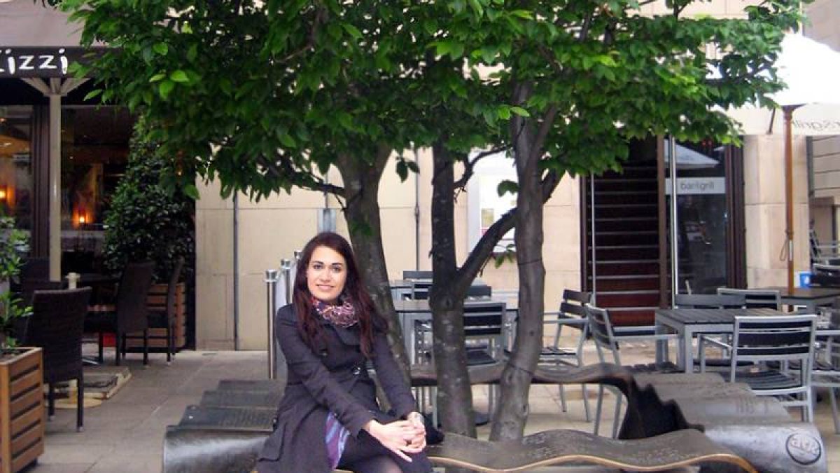 María José Crespo, de Santa María del Páramo, en Leopold Square en Sheffield.