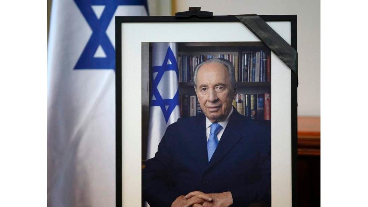Retrato de Simon Peres, ayer, durante el homenaje tras su muerte. RONEN ZVULUN/POOL