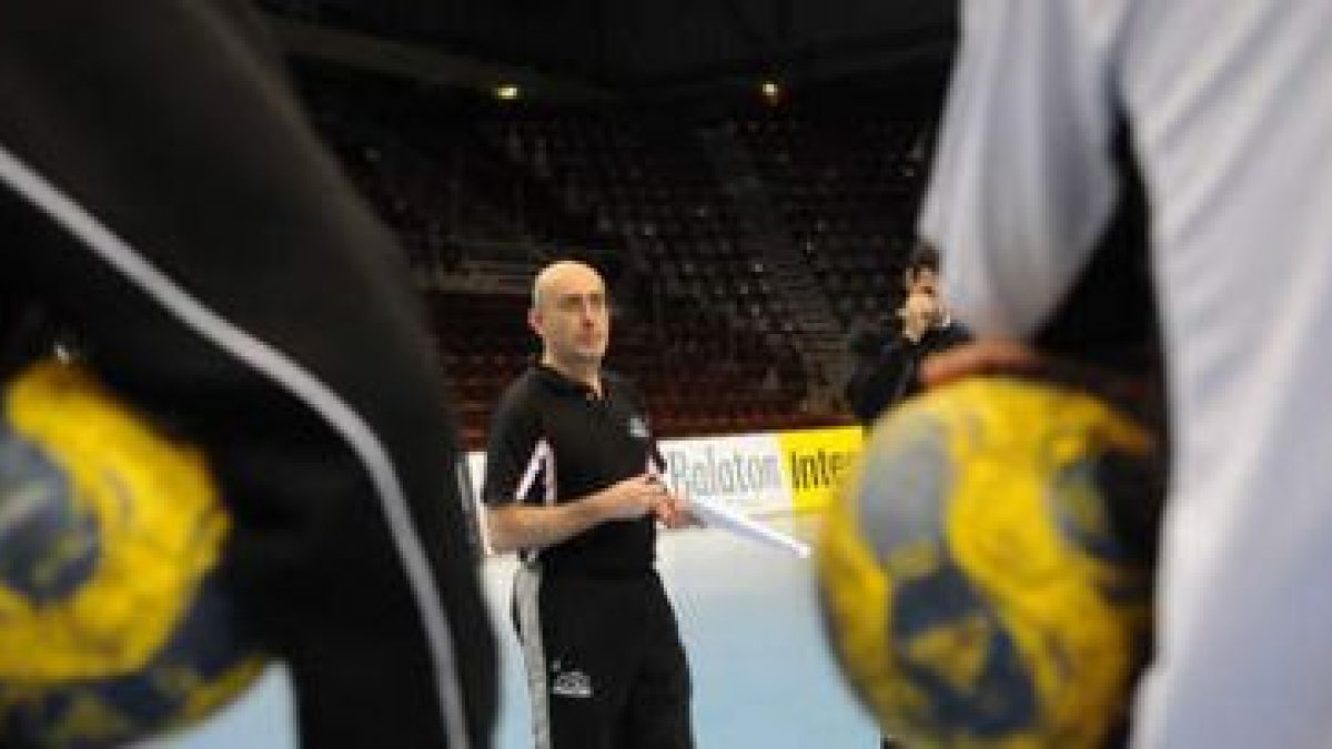 Jordi Ribera se dirige a sus jugadores en el recinto donde hoy se disputará el trascendental partido