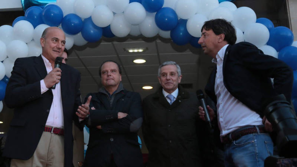 Los responsables de Alauto estuvieron acompañados por autoridades como el alcalde, Emilio Gutiérrez, el ex alcalde Mario Amivilia y el subdelegado, Juan Carlos Suárez-Quiñones.