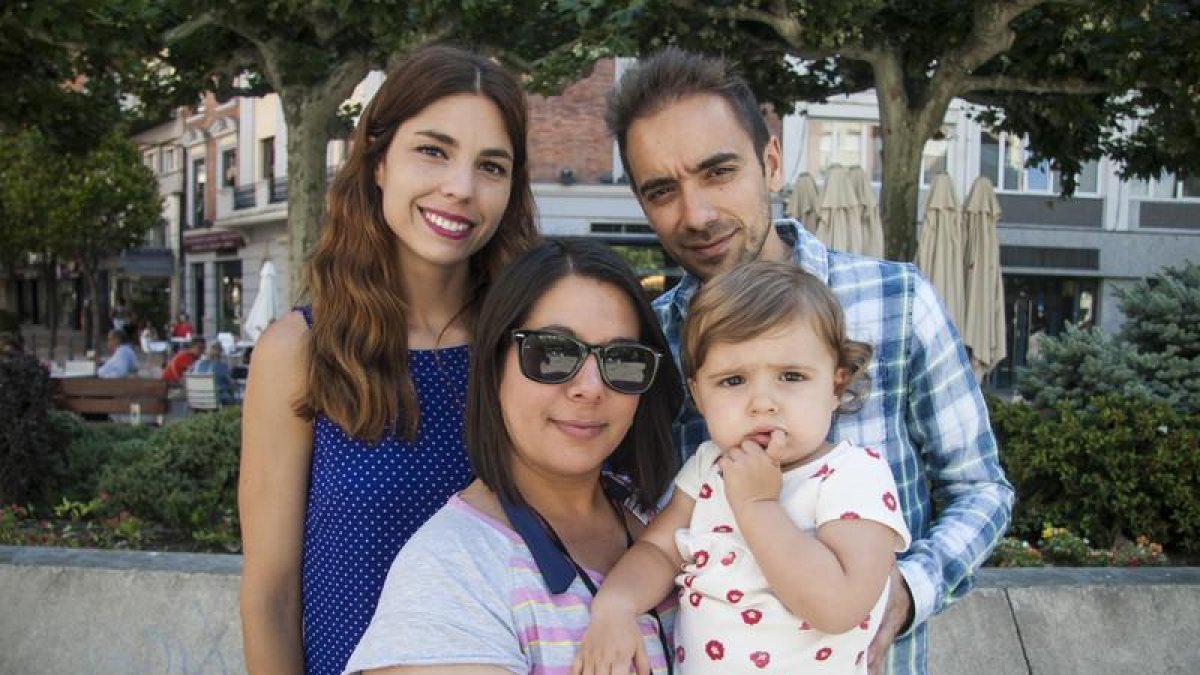 Elena, la canguro, con Carla y los padres de la niña.
