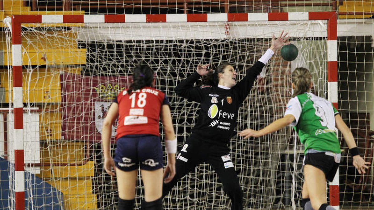 Cristina González para un penalti a Nuria Gracia, luego detendría otros tres más.