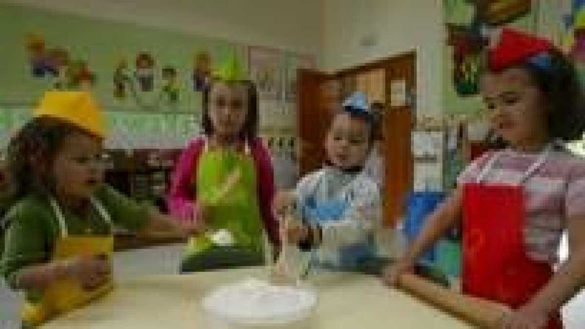Los niños dosfrutan realizando actividades conjuntas