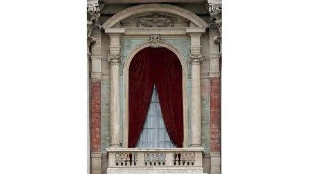 Los cortinones señalan la ventana por la que saldrá el nuevo Papa