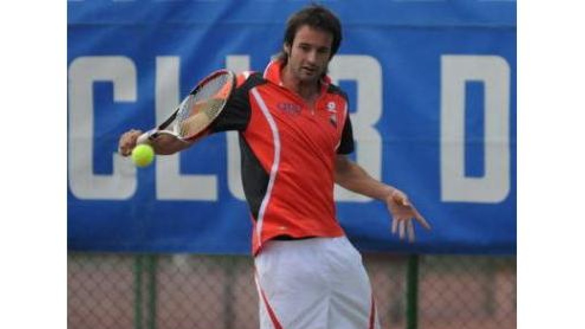 Roberto Menéndez devolviendo una pelota.