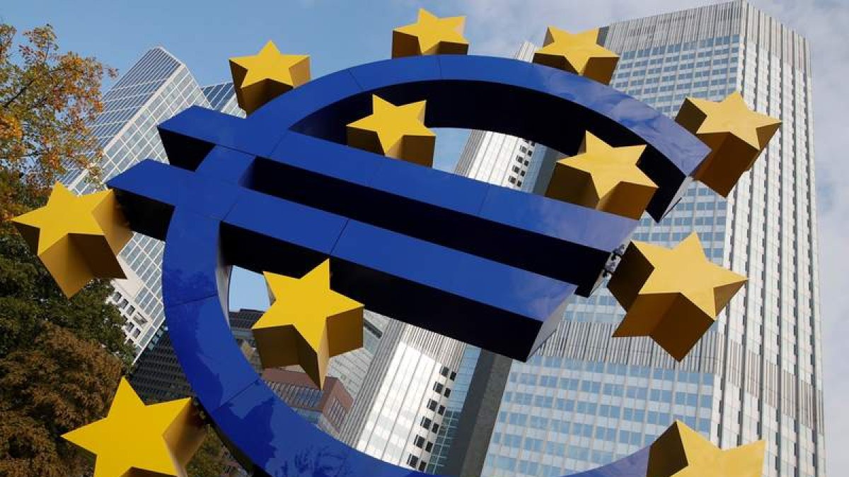 Imagen de un poste gigante de moneda de euro en Waterloo. RONALD WIKETT