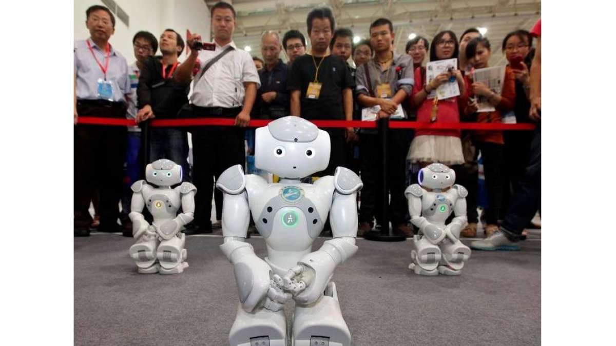 Varios robots de exposición, creados por estudiantes de la Universidad de Wuhan, en China.