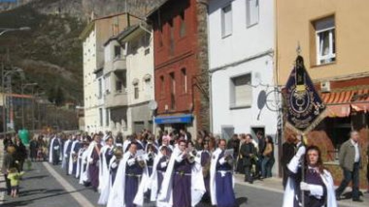 Arriba, una de las procesiones de la Hermandad del Santísimo Cristo de la Victoria. A la izquierda,