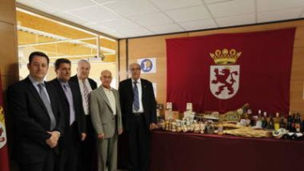 Representantes de Leclerc y de los productores, con el responsable de Agricultura en León, Fidentino
