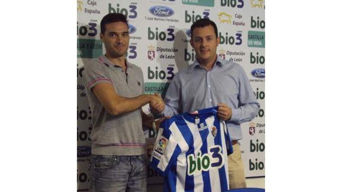Luis Doménech estrecha la mano del director general del club, Eduardo Domínguez.