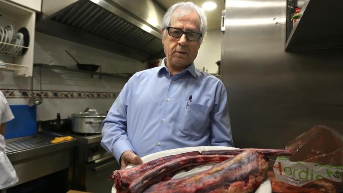 El propietario del restaurante Toribio muestra un rabo de toro (auténtico).