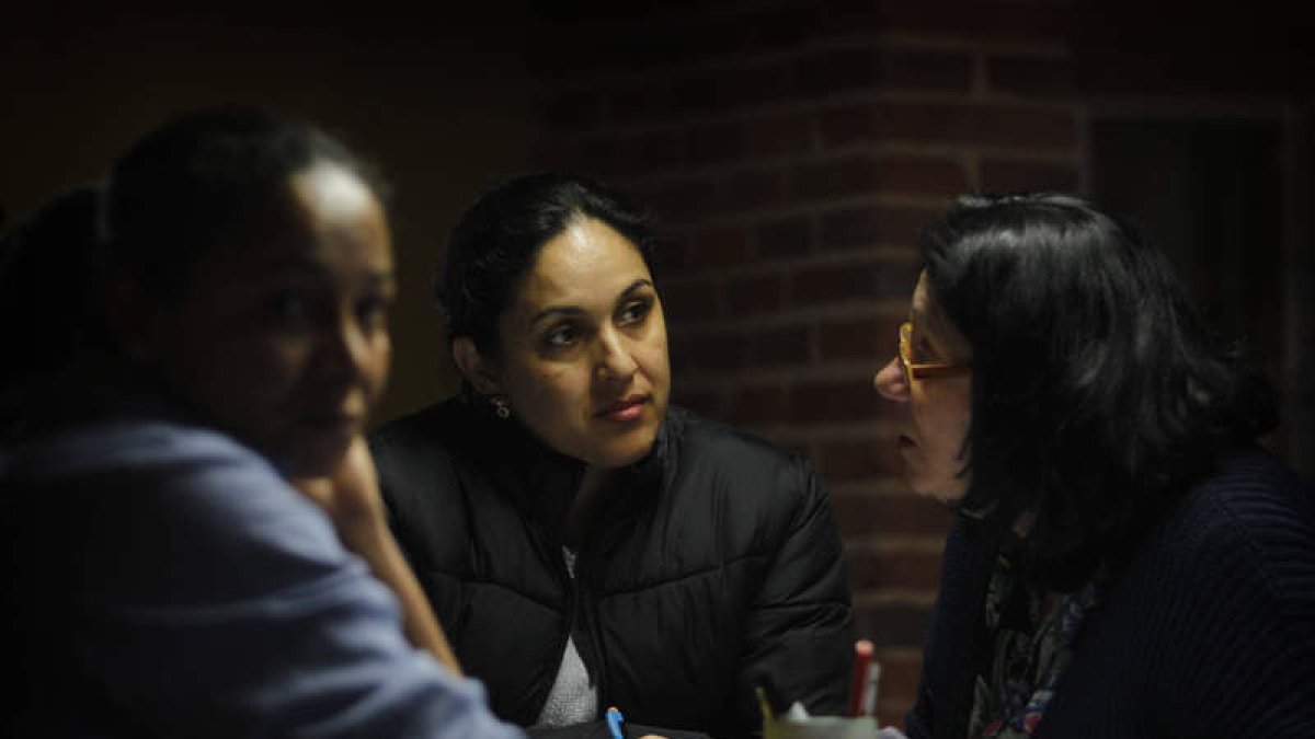 Inmigrantes reciben clase de español en Cáritas.
