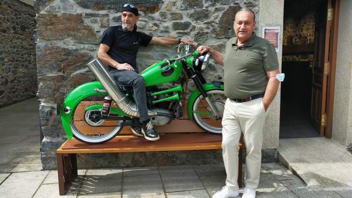 El alcalde de Molinaseca, Alfonso Arias, con Miguel Rodríguez, en la inauguración. DL