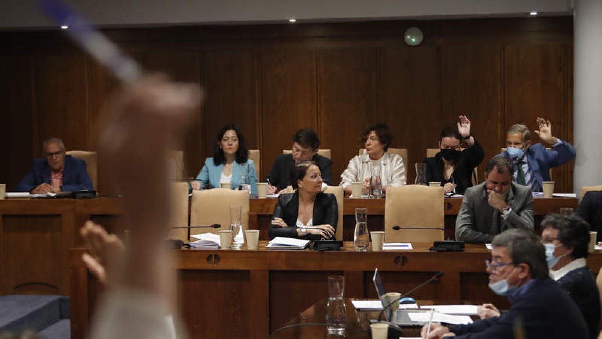Momento de una de las votaciones, ayer, en el pleno del Ayuntamiento de Ponferrada. L. DE LA MATA