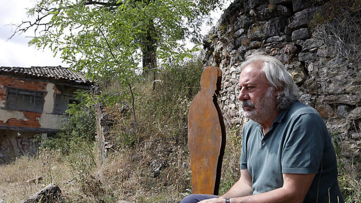 Julio Llamazares junto a Agustín, el último personaje de la ruta. MARCIANO PÉREZ