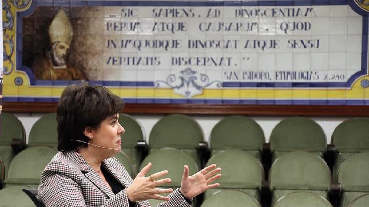 La exvicepresidenta del gobierno Soraya Sáenz de Santamaría pronuncia una conferencia en la Universidad de León.