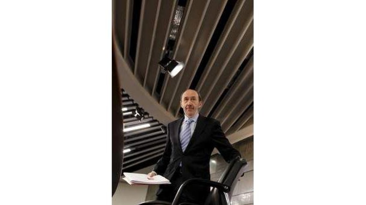 Rubalcaba a su llegada a una rueda de prensa.