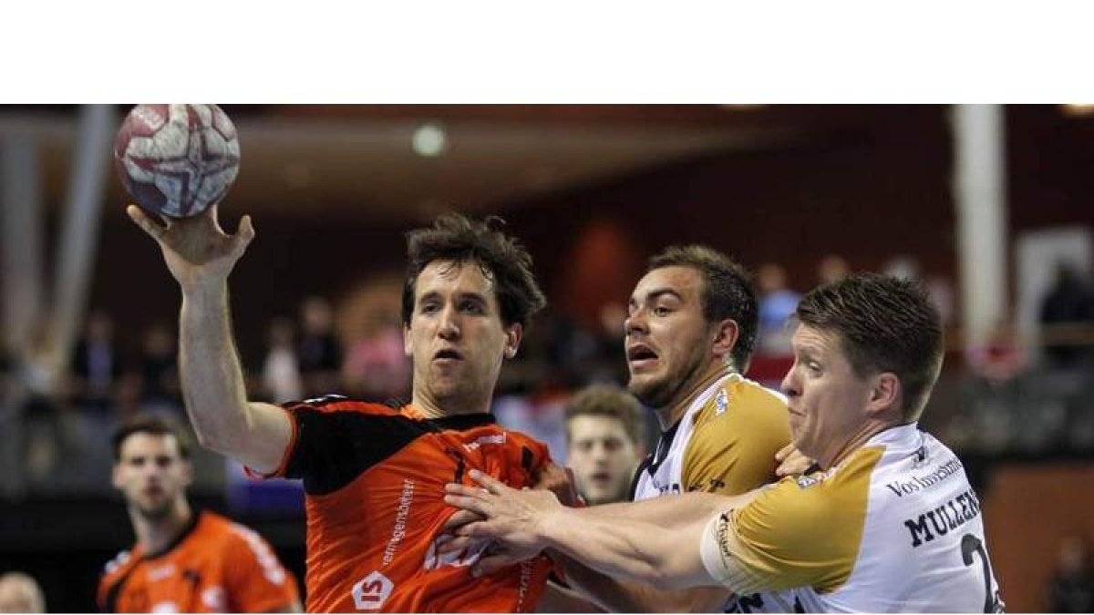 Pérez de Inestrosa (izquierda) en su etapa holandesa en el Kras Volandem, hace una temporada, antes de volver a la liga española. DL
