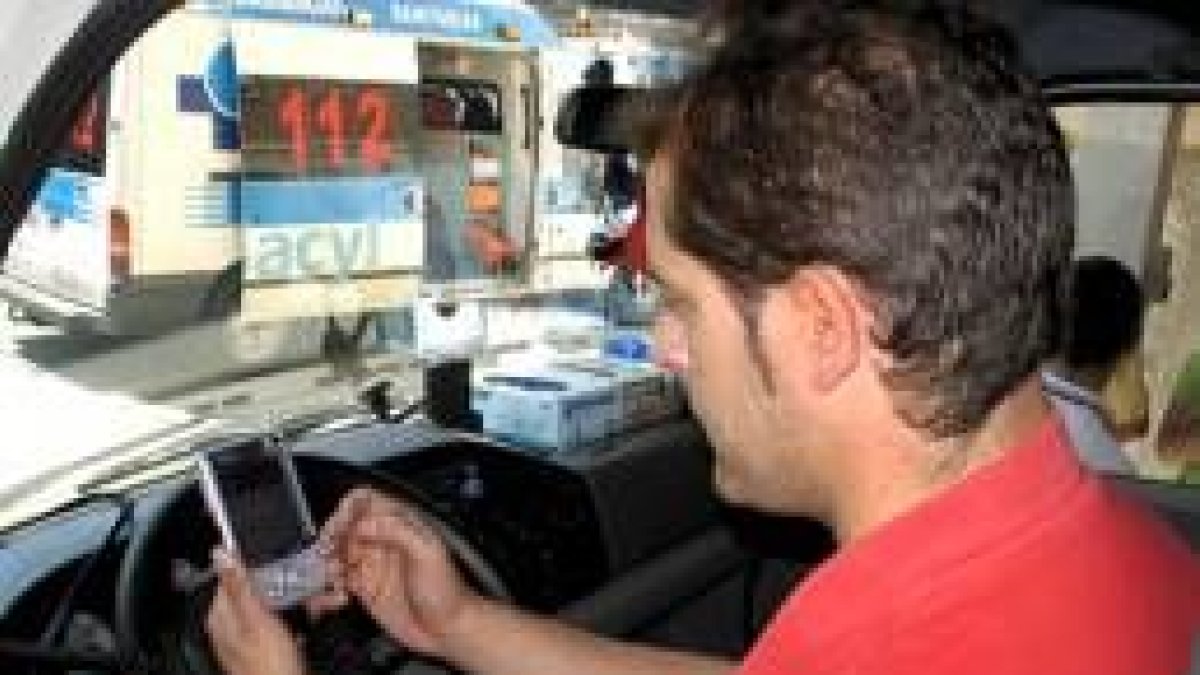 Un conductor de una ambulancia de Valladolid comprueba el GPS con el que están equipadas
