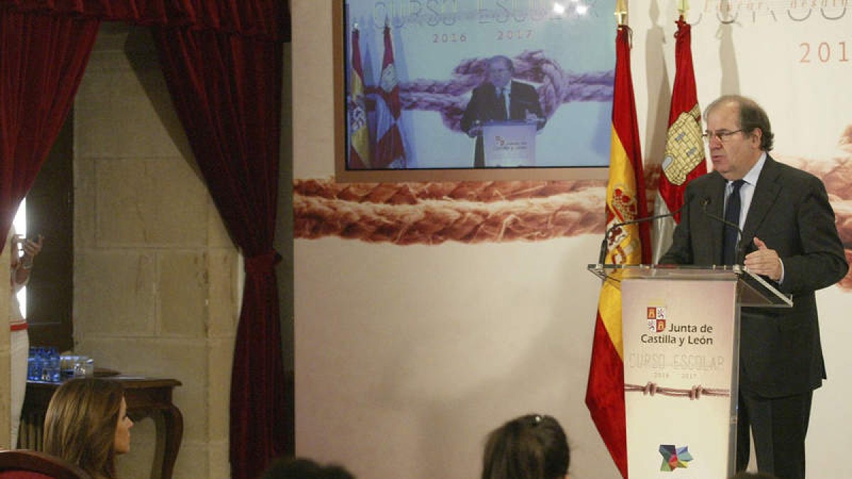 Juan Vicente Herrera inaugura el curso en el Instituto Antonio Machado. W. GARCÍA