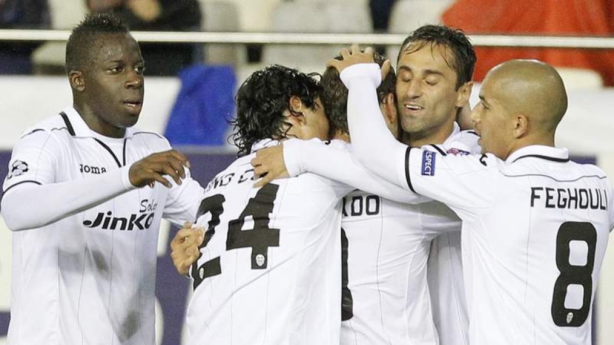 Los jugadores del Valencia celebran el gol materalizado por Roberto Soldado.